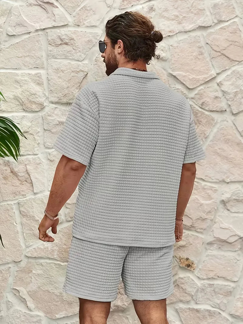 Heren tweedelige set met textuur. Casual V-hals top en shorts, perfect voor zomer en vakantie.