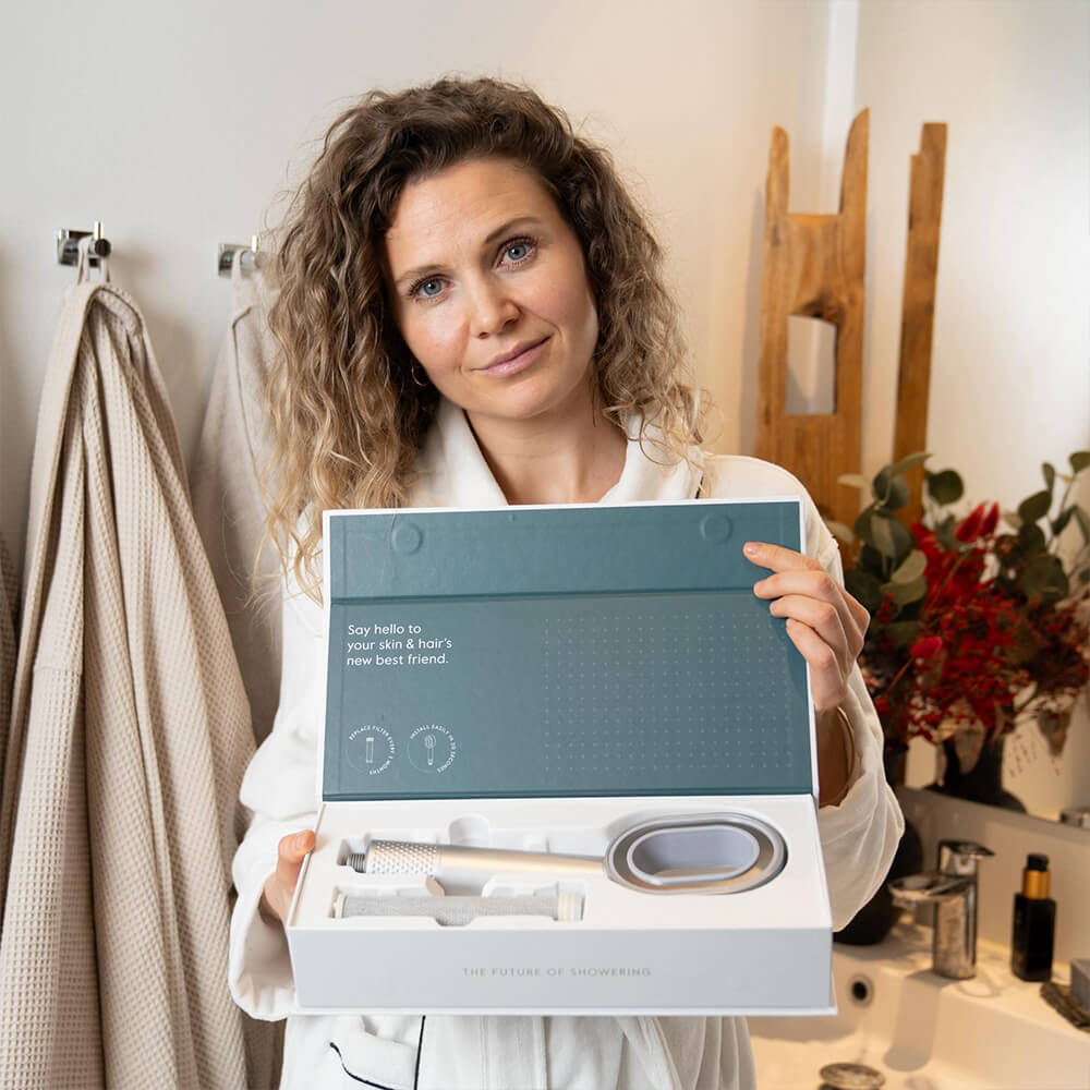 Eenvoudig te installeren PureFlow douchekop met waterfilter voor een milieubewuste en welzijnsbevorderende badkamer.