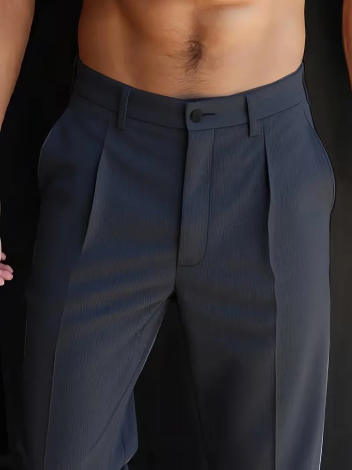 Elegante heren pantalon met rechte pijpen, geschikt als zakelijke broek of stijlvolle casual kleding.