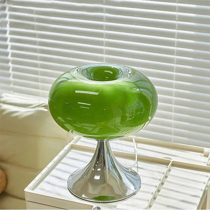 Stijlvolle vintage glazen appel tafellamp in iconische Bauhaus stijl, perfecte interieur verlichting.