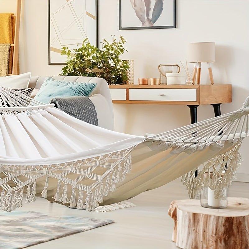 Prachtige bohemian hangmat voor twee, met handgemaakte kwasten en vrolijke tinten voor tuinplezier.