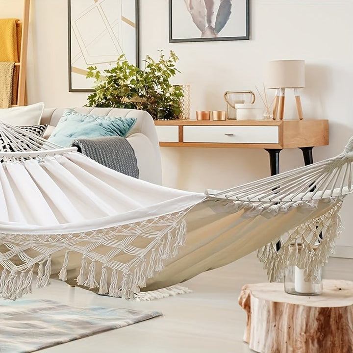 Prachtige bohemian hangmat voor twee, met handgemaakte kwasten en vrolijke tinten voor tuinplezier.