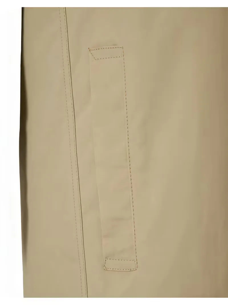 Beige heren slim fit trenchcoat, elegante en tijdloze jas, geschikt voor zakelijke en casual herenkleding.