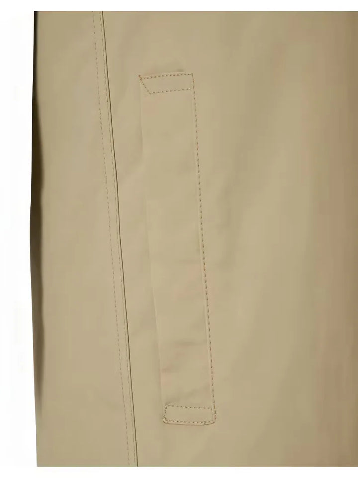 Beige heren slim fit trenchcoat, elegante en tijdloze jas, geschikt voor zakelijke en casual herenkleding.