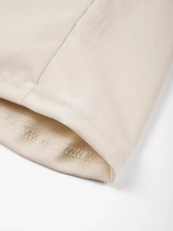 Zwarte plissé heren shorts met elastische tailleband, essentieel voor zomerse avonden.