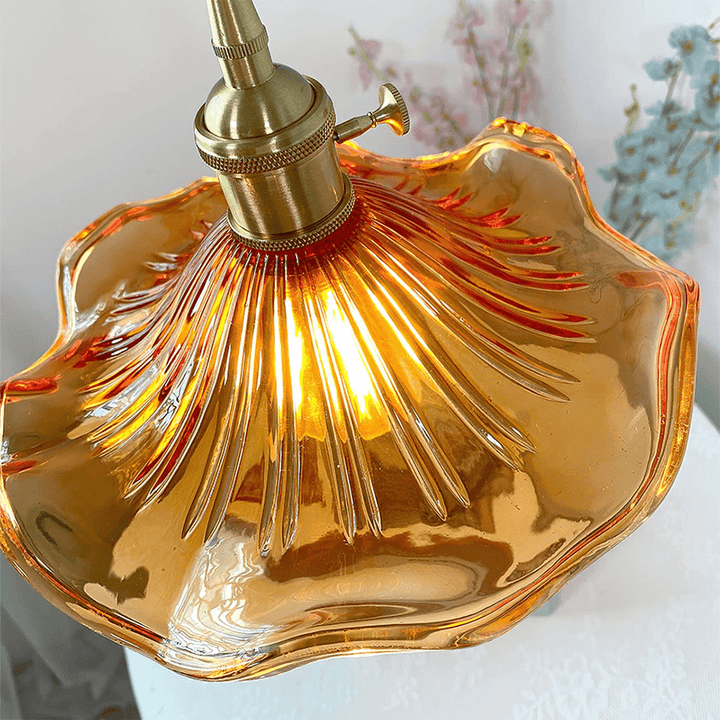 Hibiscus hanglamp met E27 fitting, glazen kap en messing ophanging. Functionele en decoratieve verlichting.