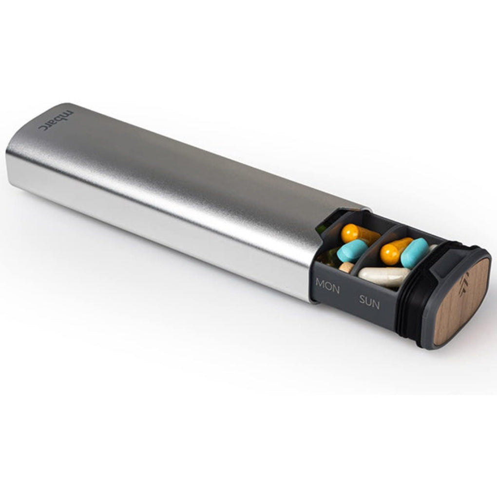 Compacte pilhouder voor supplementen, met een modern design van duurzaam aluminium en elegant hout.