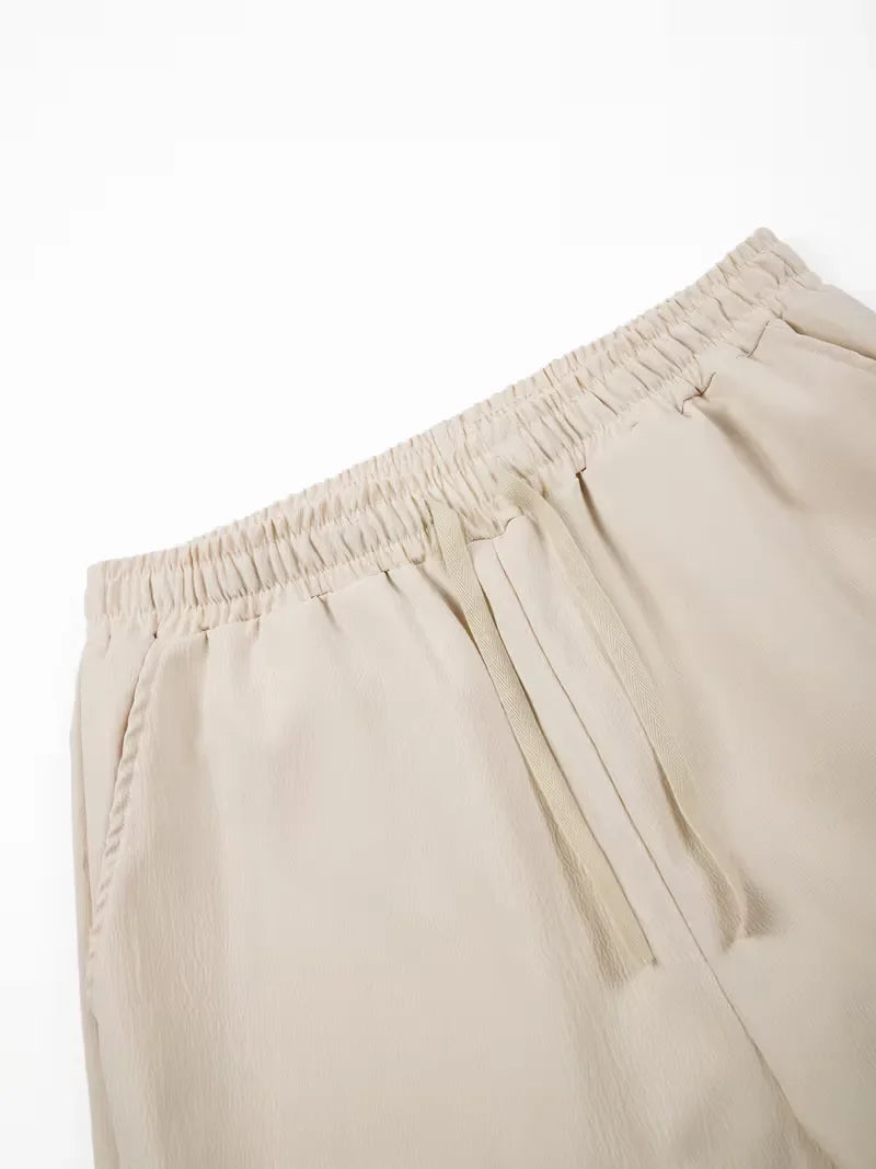 Beige casual plissé shorts voor heren, met trekkoord en losse pasvorm, ideaal voor vakantie.