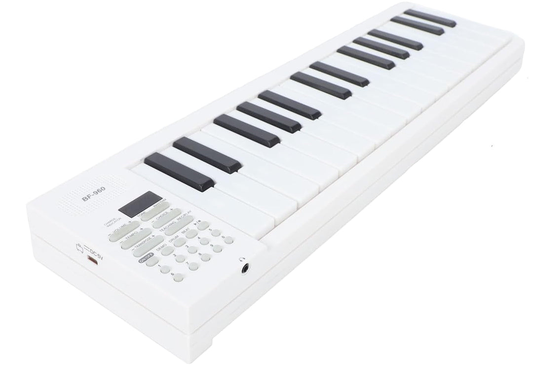 De 61-toets opvouwbare digitale piano op een tafel, klaar voor een muzieksessie. Een reisvriendelijk instrument.