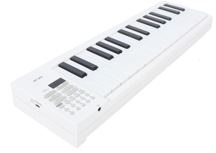 De 61-toets opvouwbare digitale piano op een tafel, klaar voor een muzieksessie. Een reisvriendelijk instrument.