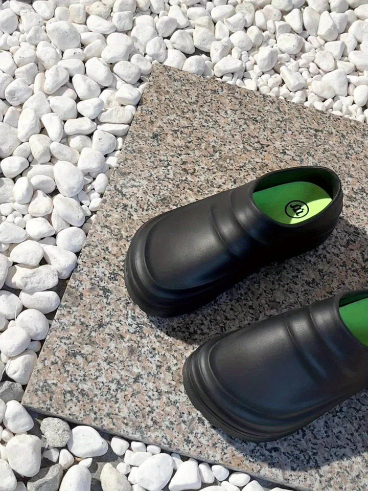 Duurzame AquaStep ziekenhuis clogs, waterdicht met anti-slip zool, essentieel voor comfortabel werken.
