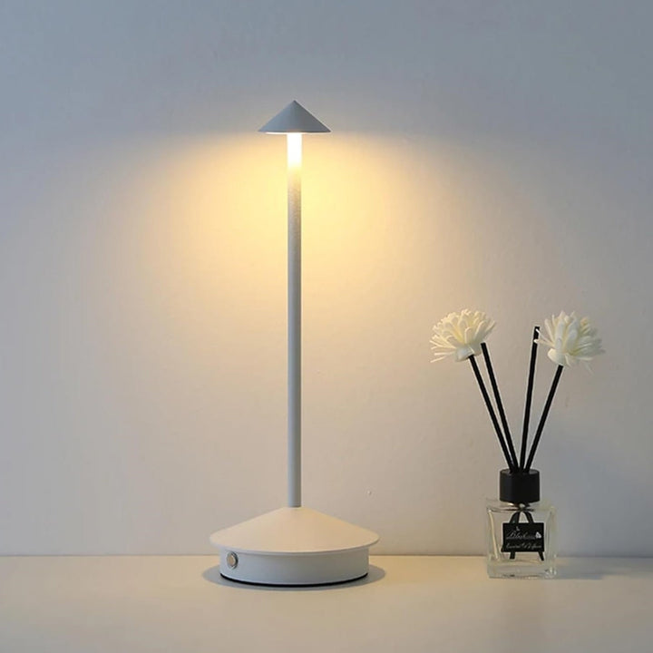 Compacte draagbare LED lamp voor flexibele verlichting; van leeshoek tot kantoor.