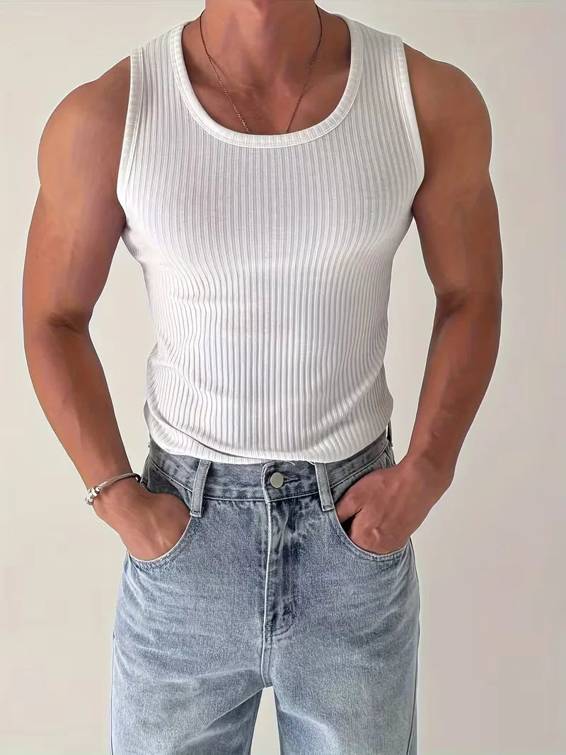 Achterkant van zwarte slimfit heren tanktop, toont pasvorm. Mouwloze sporttop voor fitness & hardlopen.