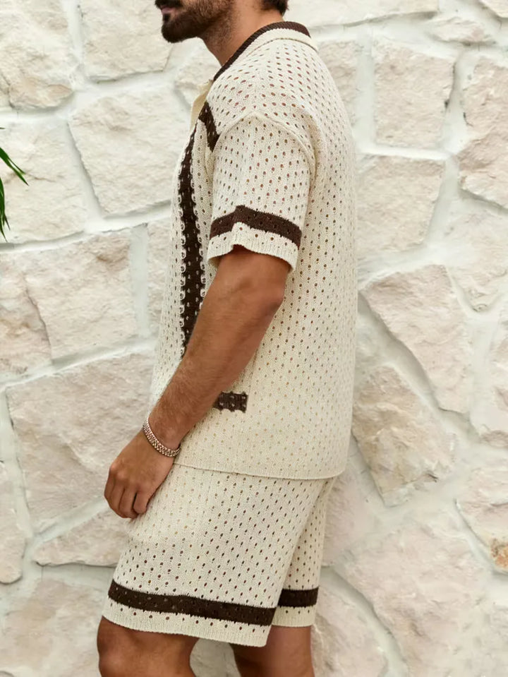 Casual beige gebreide heren kledingset met shorts en shirt. Perfect voor een dagje strand of zomerse vakantie.