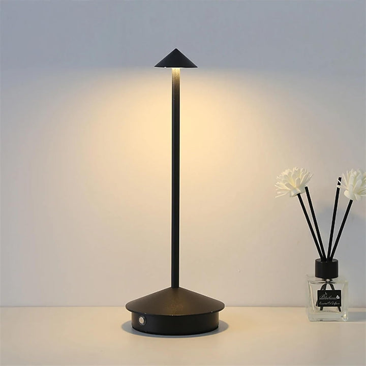 Draagbare LED tafellamp met 3 helderheidsniveaus, ideaal voor sfeervolle verlichting in huis of kantoor.