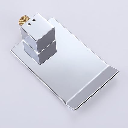 Moderne messing sensor wandkraan met watervaluitloop. Hygiënisch en waterbesparend voor de badkamer.