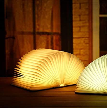 Sfeervolle boekenlamp met magische gloed, perfect als stijlvol nachtlampje en interieur accessoire.