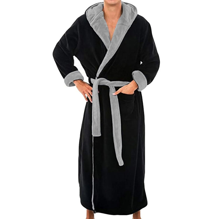 Man ontspant thuis in comfortabele zwarte flanellen heren badjas, perfecte loungewear voor de winter.