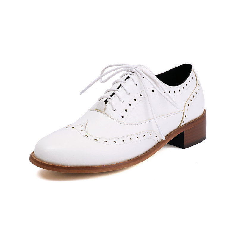 Modieuze dames veterschoenen met stijlvolle perforaties en lage hak, voor een geklede en comfortabele uitstraling.