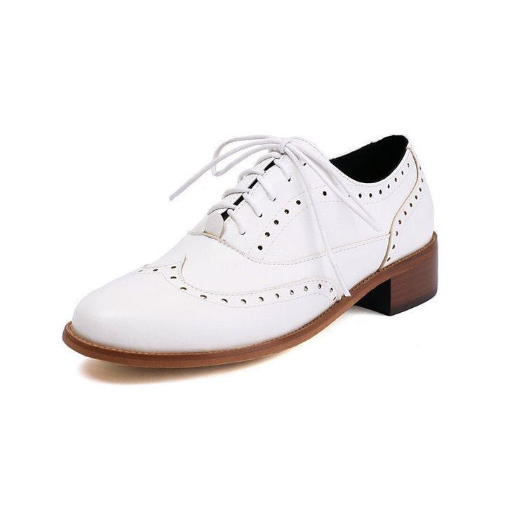 Modieuze dames veterschoenen met stijlvolle perforaties en lage hak, voor een geklede en comfortabele uitstraling.