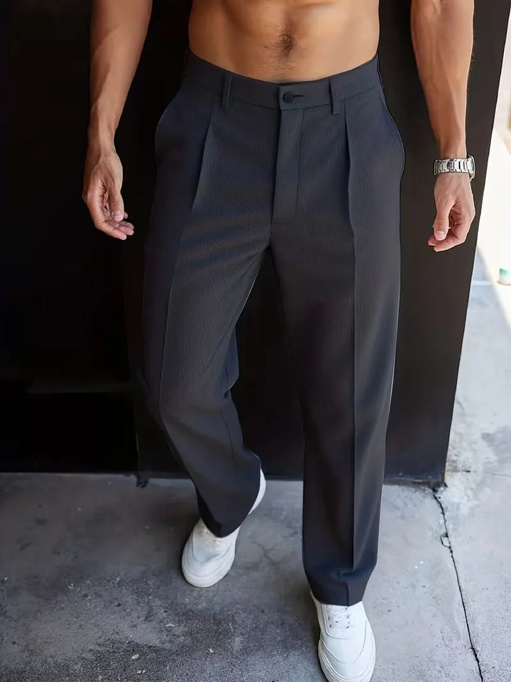 Comfortabele & stijlvolle heren pantalon met rechte pijpen, onmisbaar in elke garderobe.