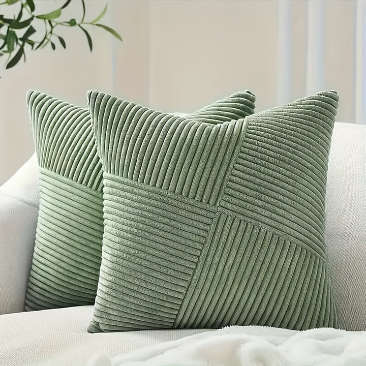 Bohemian stijl kussenhoezen van zacht corduroy, geplaatst op een bank voor extra comfort en stijl.