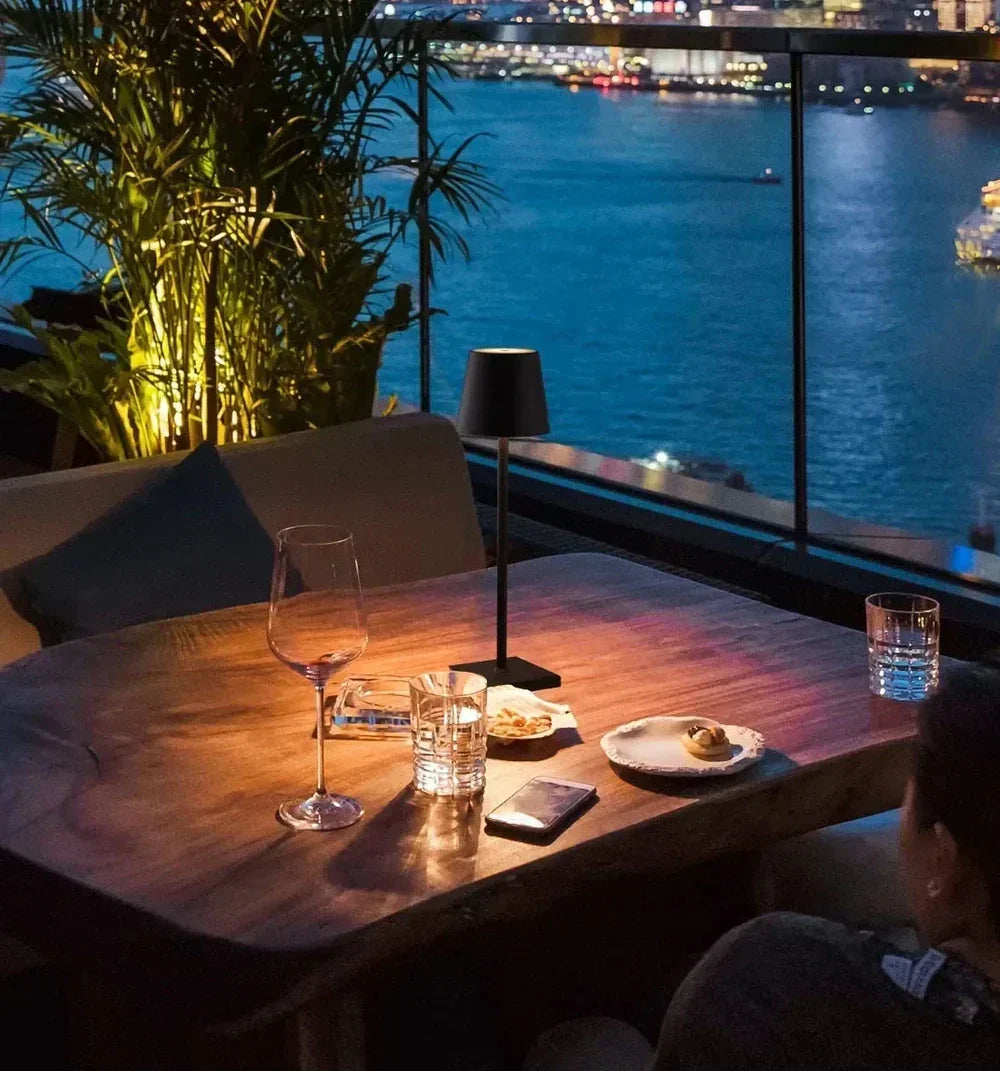 Veelzijdige draagbare tafellamp met dimbare LED verlichting, ideaal voor modern interieur.