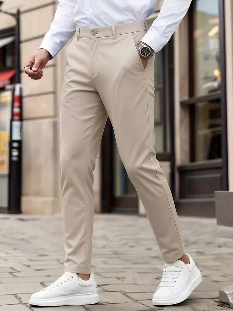 Beige heren slim fit chino broek, ideaal voor een strakke, comfortabele smart-casual look. Taps toelopend.