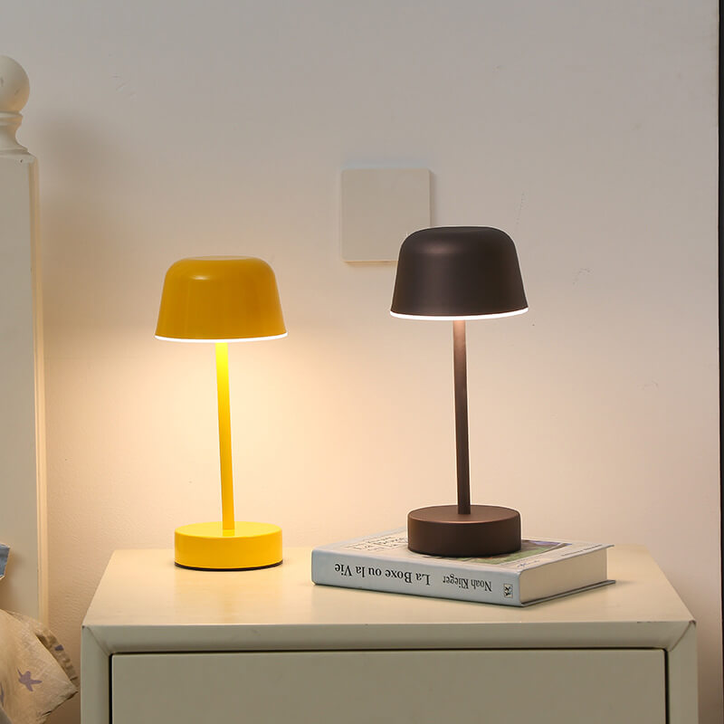 Compacte LumiGlow draadloze tafellamp, LED verlichting voor gezellige sfeer in woon- en slaapkamer.