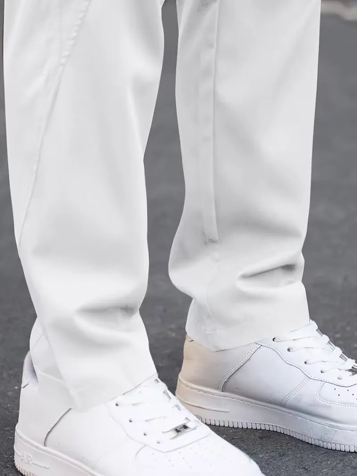 Casual beige heren cargo broek, comfortabel en modieus met handige zakken.