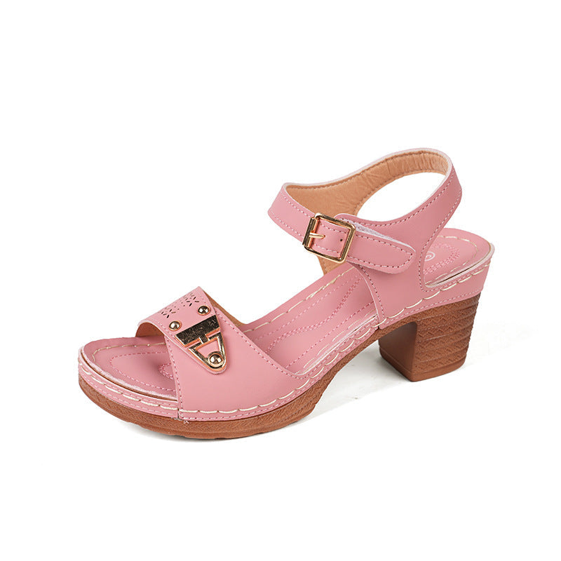 Dames sandalen aan de voet, tonen de elegante brede hak en verstelbare enkelgesp voor een chique look.