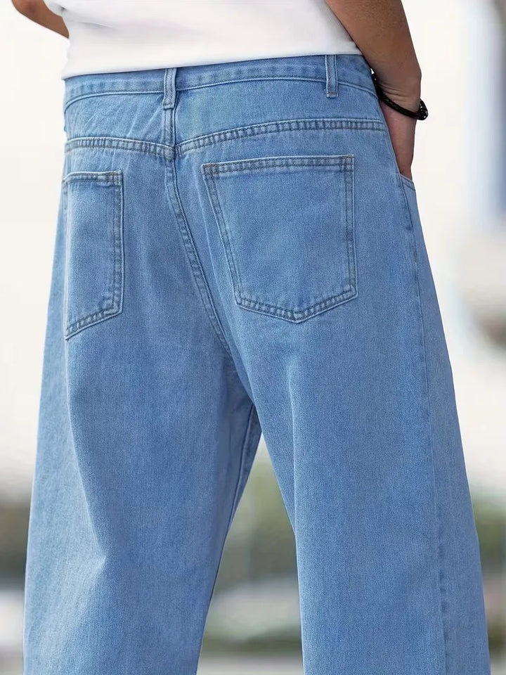 Mannelijk model draagt comfortabele lichtblauwe heren straight jeans met mid-rise pasvorm, ideaal voor casual dagelijks gebruik.