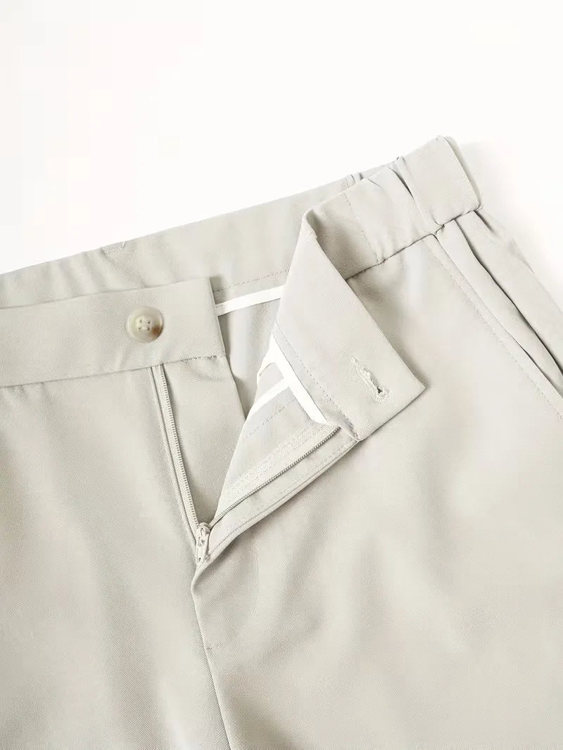 Smart casual heren chino shorts met zijzakken, in tijdloos navy, perfect voor stijlvolle zomeravonden.