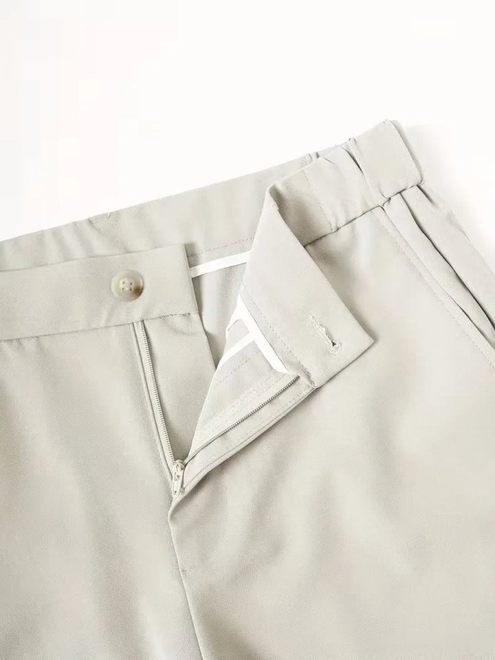 Smart casual heren chino shorts met zijzakken, in tijdloos navy, perfect voor stijlvolle zomeravonden.