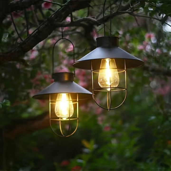 Set van 2 retro solar tuinlantaarns voor sfeervolle buitenverlichting op zonne-energie, ideaal voor tuin of balkon.
