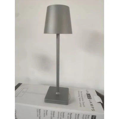 Dimbare LED tafellamp LumiAura creëert perfecte sfeer binnen of buiten; draadloos en energiezuinig.