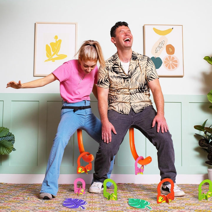 Kind lacht uitbundig tijdens het spelen van Swingo, het hilarische staartspel. Een actief en plezierig partyspel voor kinderen.