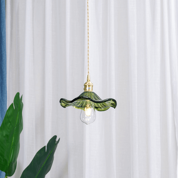 Dimbare hibiscus hanglamp van glas en messing, voor warme en zachte sfeerverlichting in uw interieur.