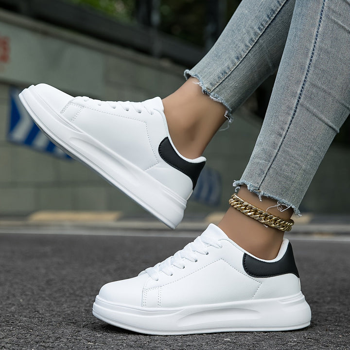 Stijlvolle witte dames sneakers met orthopedische ondersteuning en modern design.