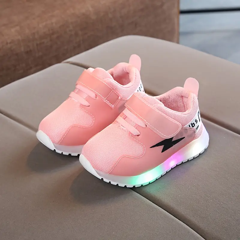 Roze GlowSteps peuter LED sneakers met antislipzool, comfortabel en veilig voor meisjes, ideaal voor buitenspelen.