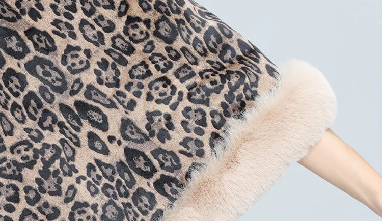 Trendy dames trui-poncho met levendige kleuren, ideaal voor een modieuze en comfortabele herfst outfit.