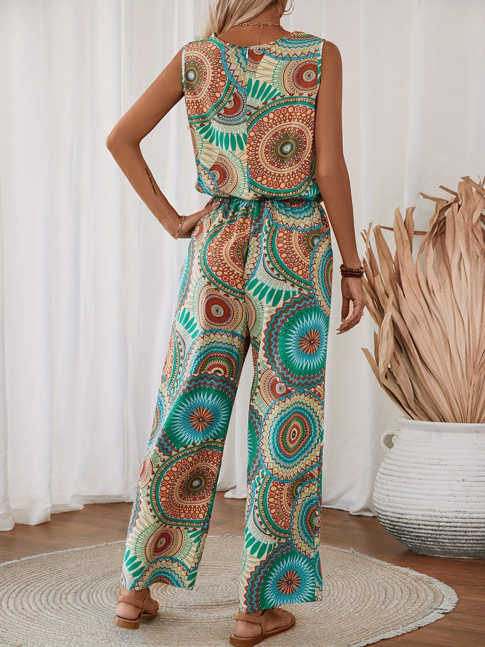 Boho stijl dames jumpsuit met opvallende mandala-print, ideaal als zomerkleding of vakantie outfit.