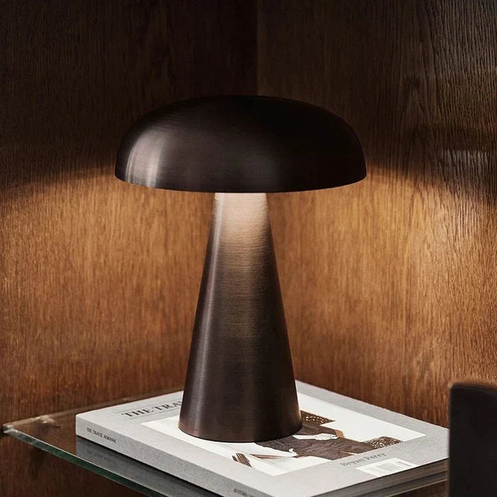 Oplaadbare draagbare tafellamp ShroomLite, goud/brons design. Zorgt voor warm wit sfeerlicht binnen.
