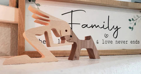 Liefdevolle houten sculptuur van mens en hond, ideaal cadeau voor hondenliefhebbers en interieur decoratie.