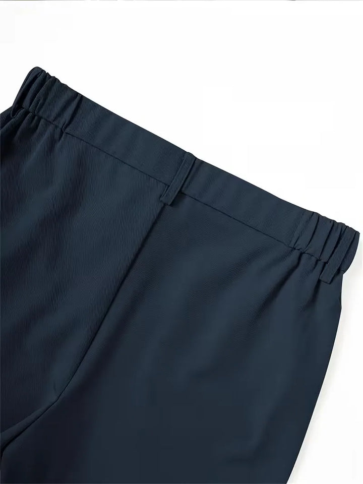 Smart casual heren chino shorts in donkerblauw, met zijzakken en een flatterende straight leg.