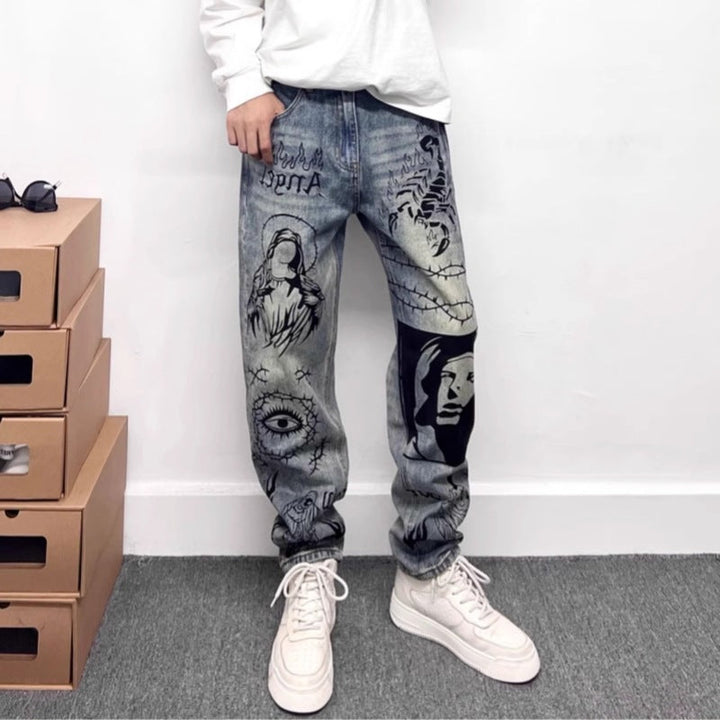 Man draagt casual rechte heren jeans met opvallende grafische print voor een urban look.