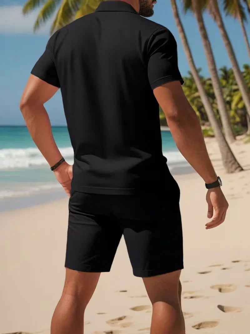 Comfortabele heren zomerset: lichtblauwe V-hals polo en witte shorts voor casual gelegenheden.