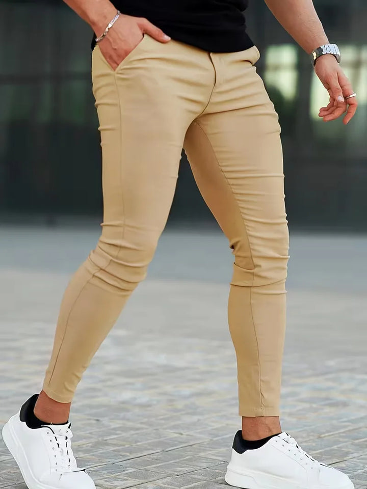 Comfortabele zwarte skinny chino broek voor heren, met een modern slim fit design.