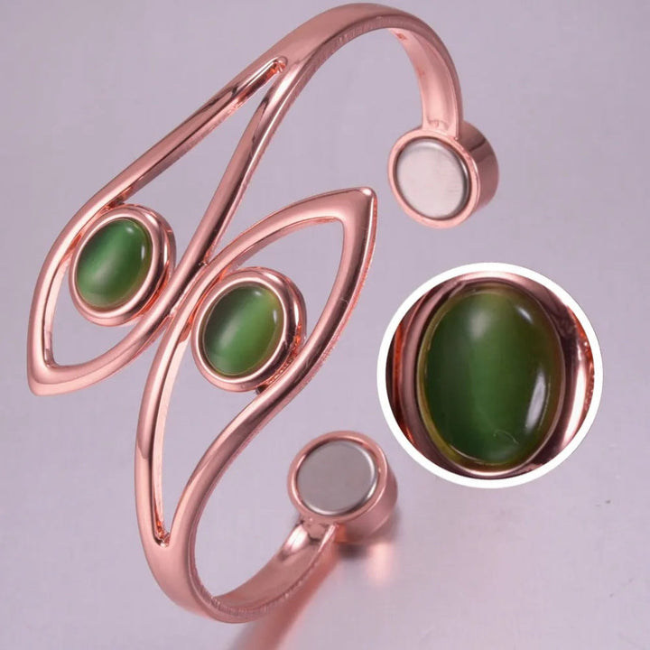 Stijlvolle dames armband van koper, met magnetische sluiting en schitterende groene opaal. Perfect accessoire sieraad.