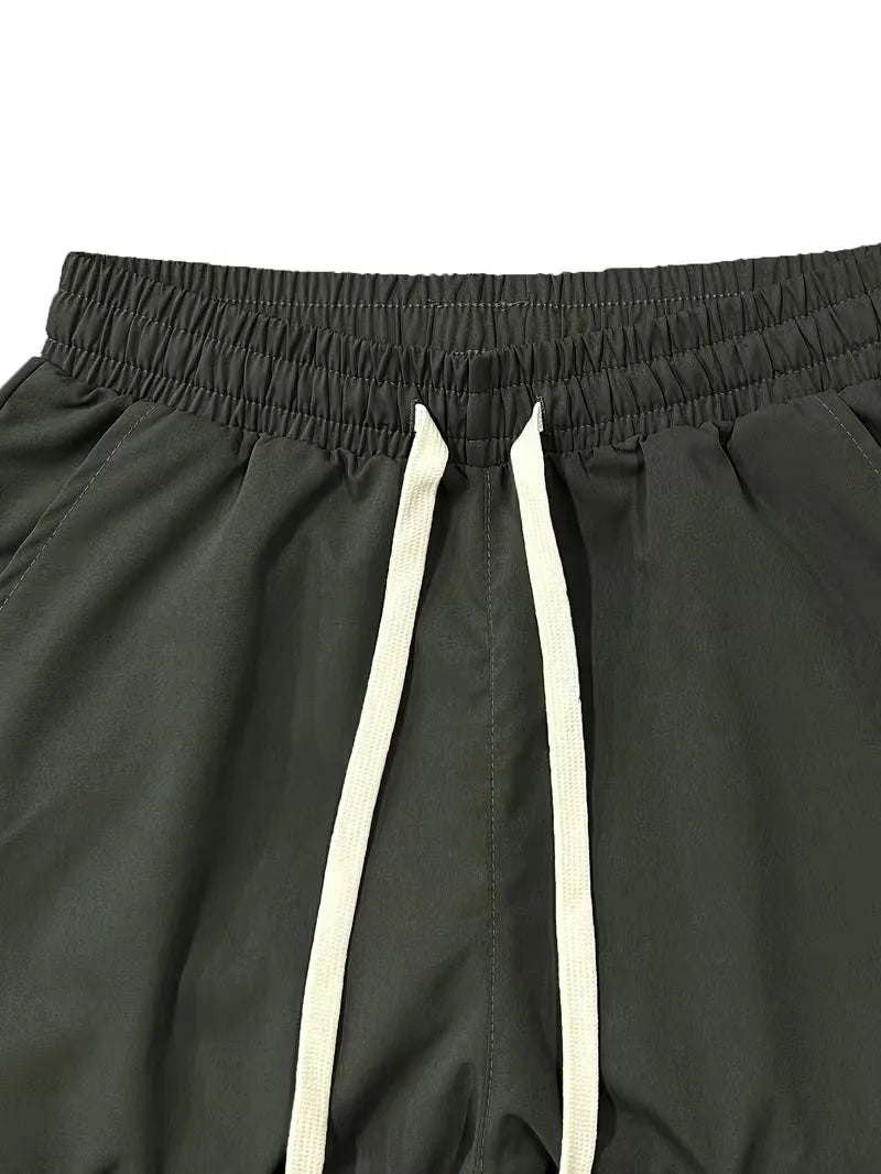 Man draagt moderne heren taps toelopende cargo broek met elastische boorden, ideaal voor een actieve lifestyle.